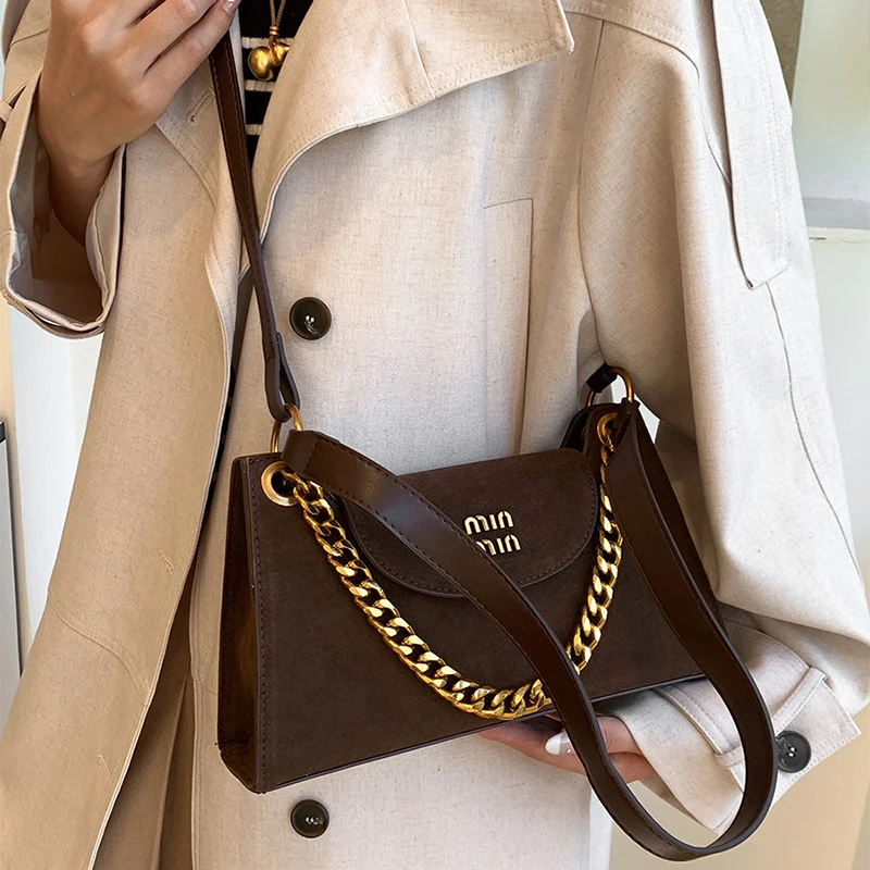 Дизайнерская женская сумка с металлической цепочкой замшевая матовая