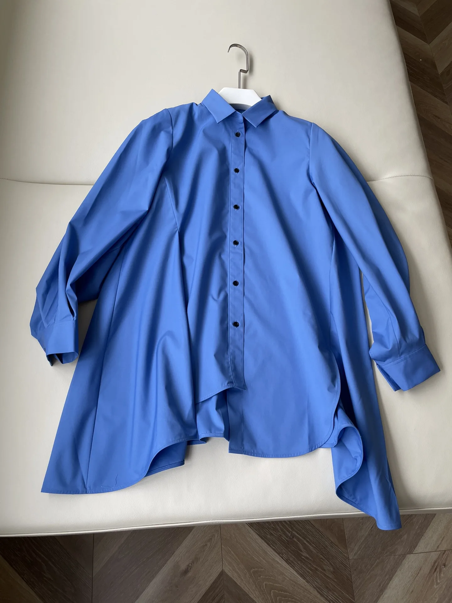 

2023 Early autumn new, pure and clear Klein blue, cotton A-line shirt, with A natural fluffy state