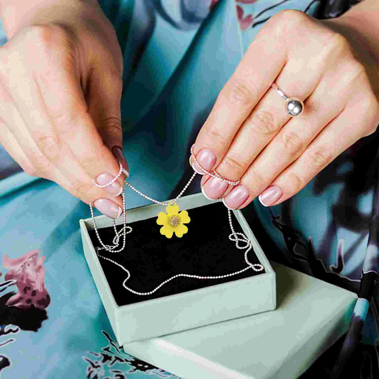 25Pcs Small Flower Pendants Jewelry Making Charms Lovely Necklace Pendants Flower Shape Charms