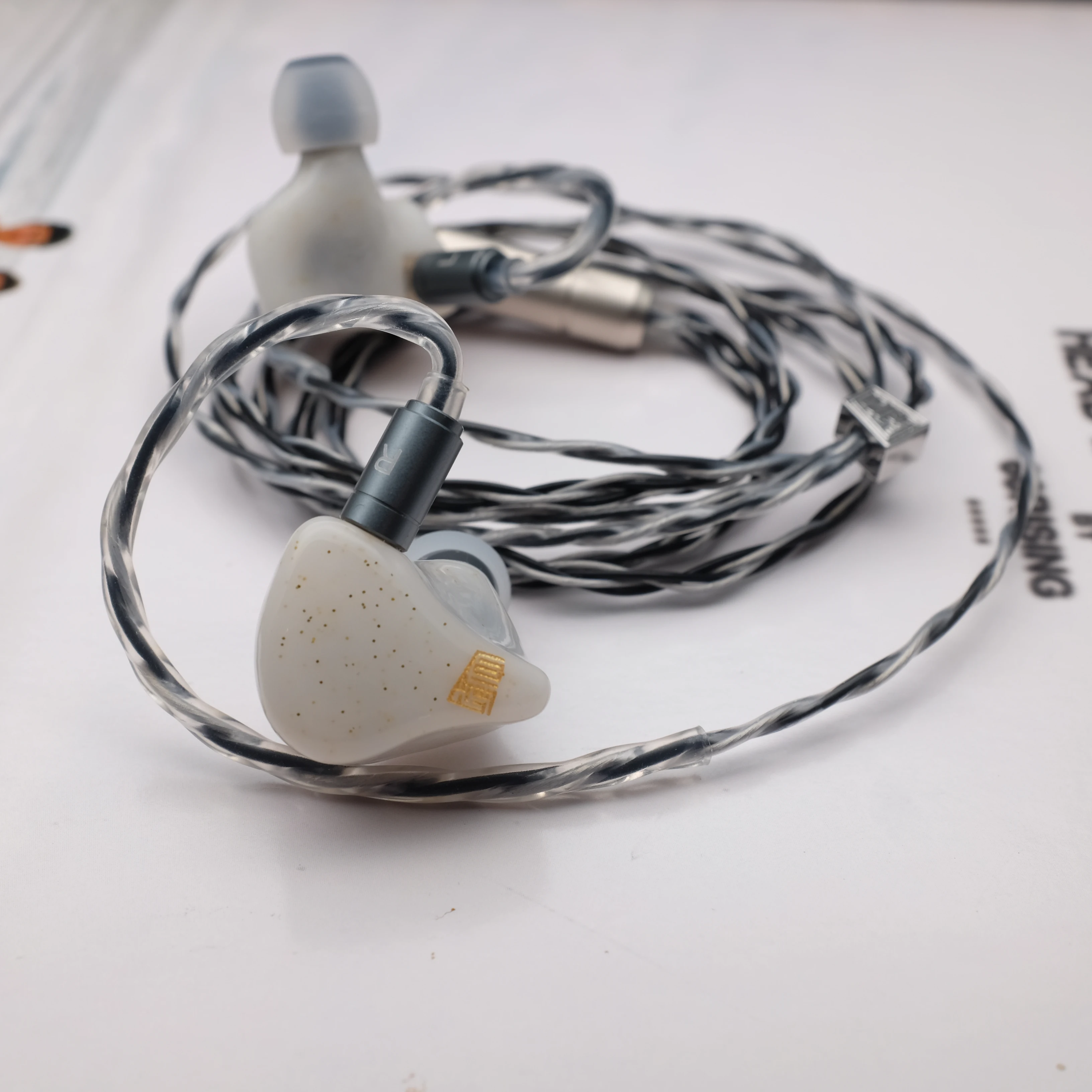 Высококачественные наушники IEMs с изображением пяти сбалансированных якорей от