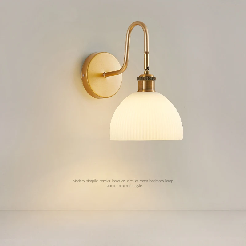 

Современная настенная лампа с изгибом для спальни