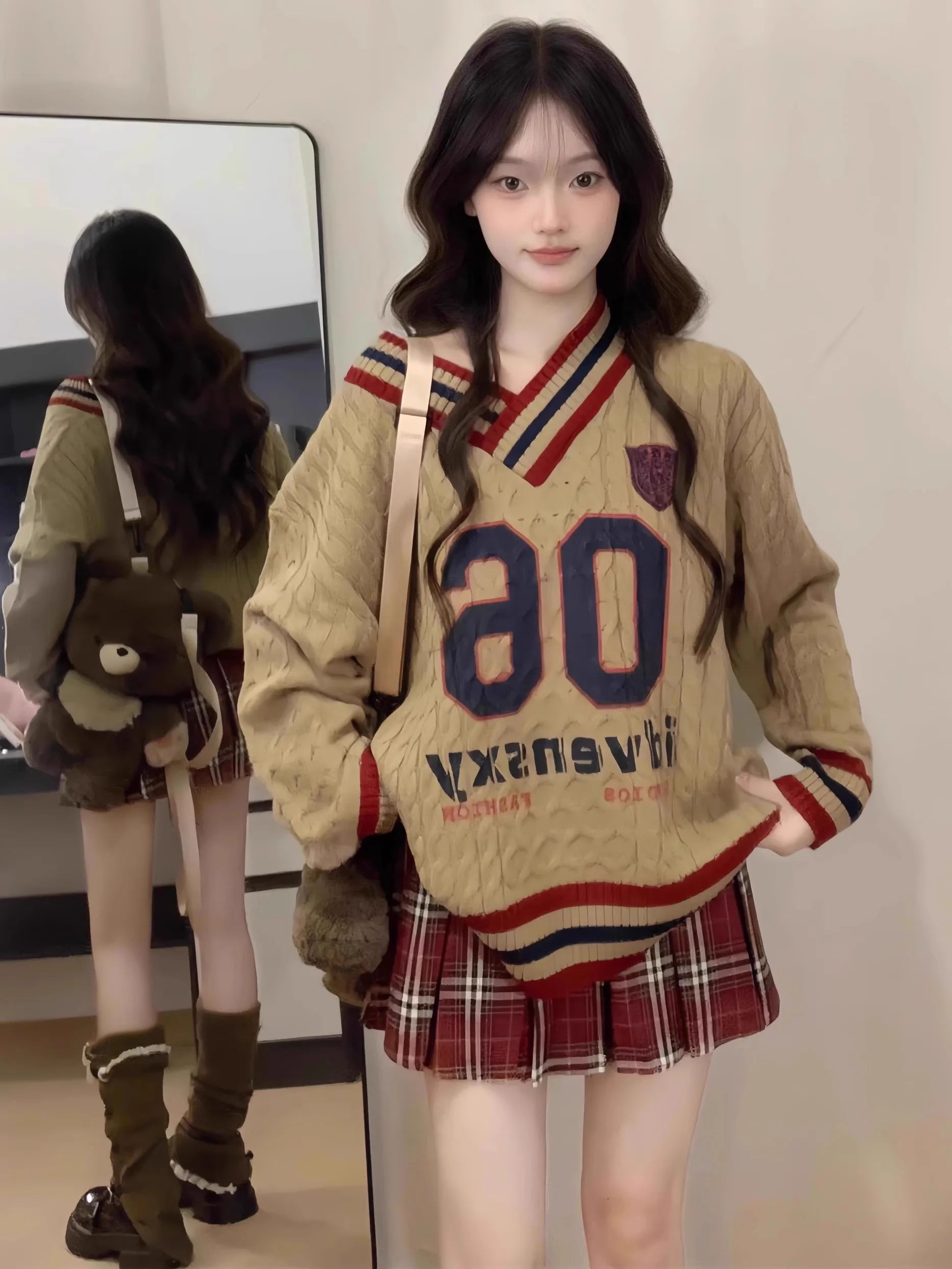 Ошатный вязаный свитер с конопляным узором контрастного цвета и v-образным