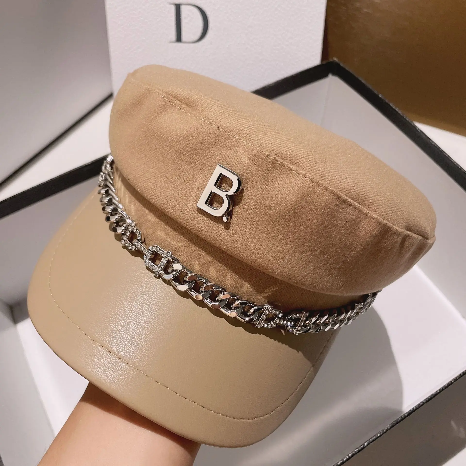 

Luxury Women Chain B Letter Military Hat PU Leather Sailor Hats Ladies Beret Caps Flat Top Captain Cap Travel Newsboy Caps