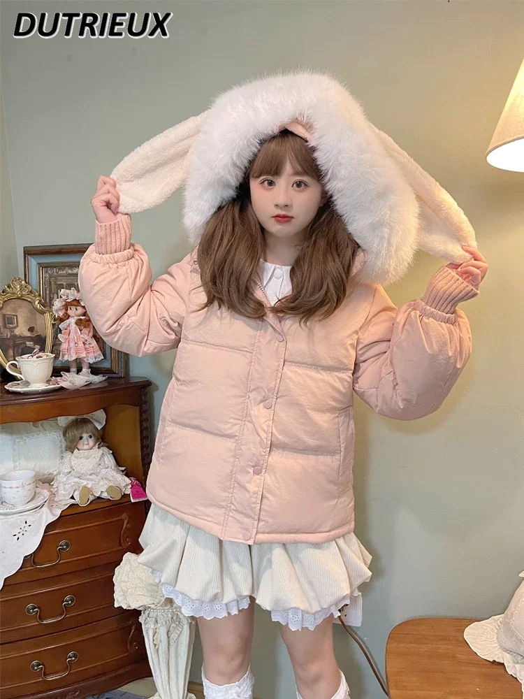 Милая женская куртка на белом утином