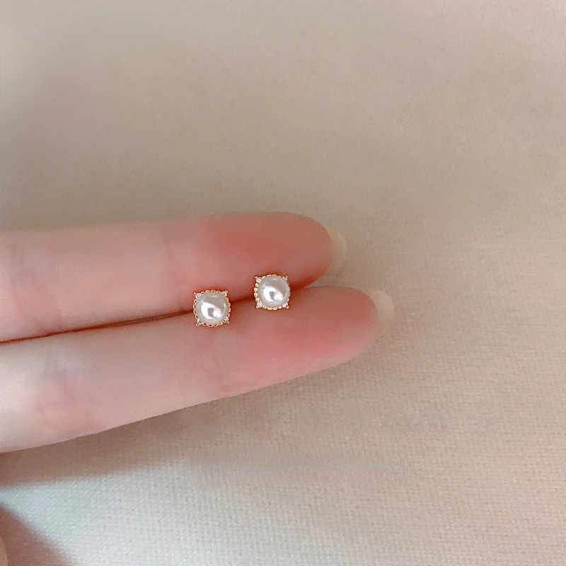 

Pearl Stud Earrings For Women Korean New Fashion Fritillaria Small Rhinestone Trim Simple Geometry Piercing Jewelry Wholesale