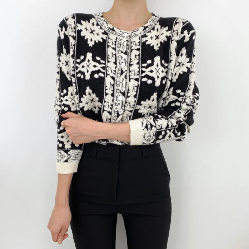

Sweater 2023 Korean Style Design Machine Embroidery Knitwear round Neck Long Sleeve Single-Breasted Shirt Coat for Women