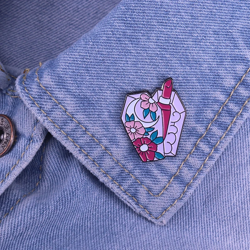 Эмалированная брошь в виде гроба котят более мёртвых чем живых странная значок