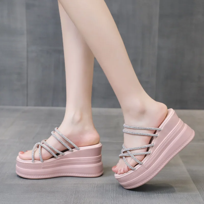 Женские уличные шлепанцы на каблуке универсальные толстой подошве с блестящими