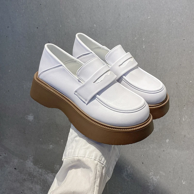 

Лоферы женские в британском стиле, новинка весны 2022, модные маленькие кожаные туфли на толстой подошве, туфли с круглым носком и металлическ...