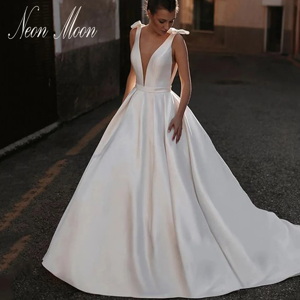 

Demure Deep V Neck A Line Wedding Dress For Women Straps With Bow Sleeveless Bridal Gown Open Back Buttons Vestidos De Novia