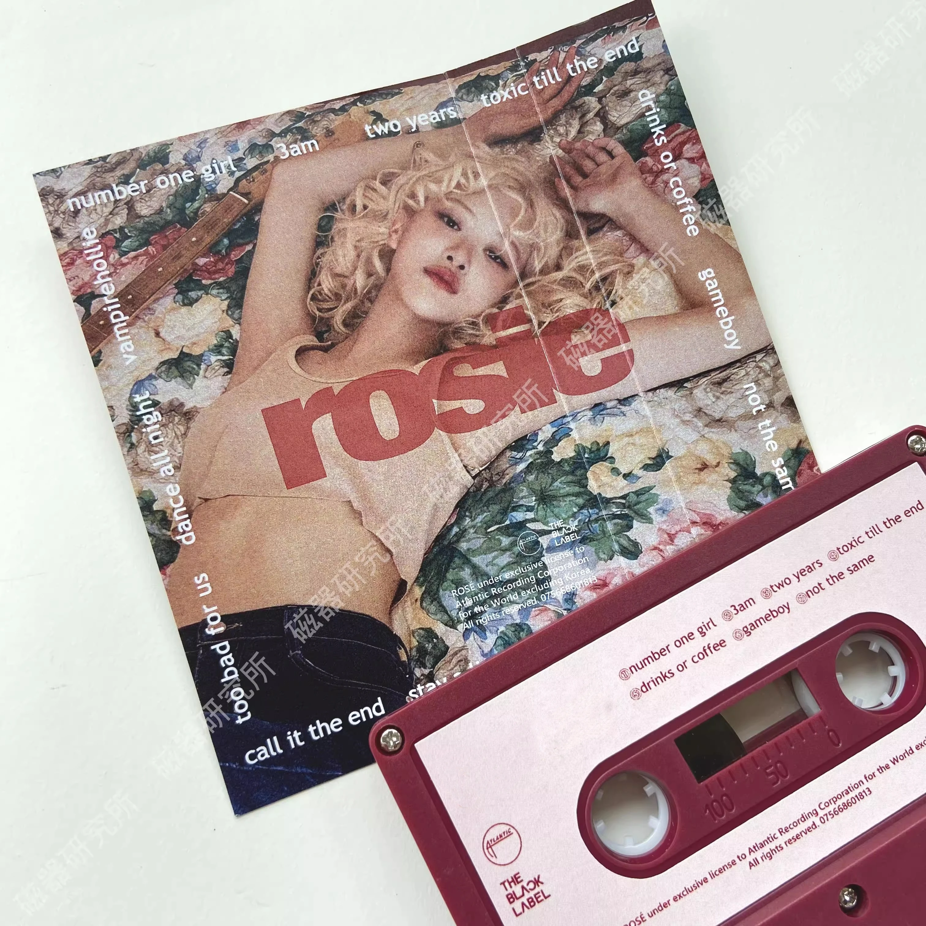 Фото K-pop Girl Idol Groups APT Музыкальная лента Рози Альбом Vampirehollie Кассета Косплей Walkman Рекордер Автомобиль Soundtracks Коллекция коробок №2