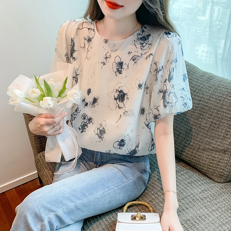 

Женская шифоновая блузка с коротким рукавом-фонариком и круглым вырезом