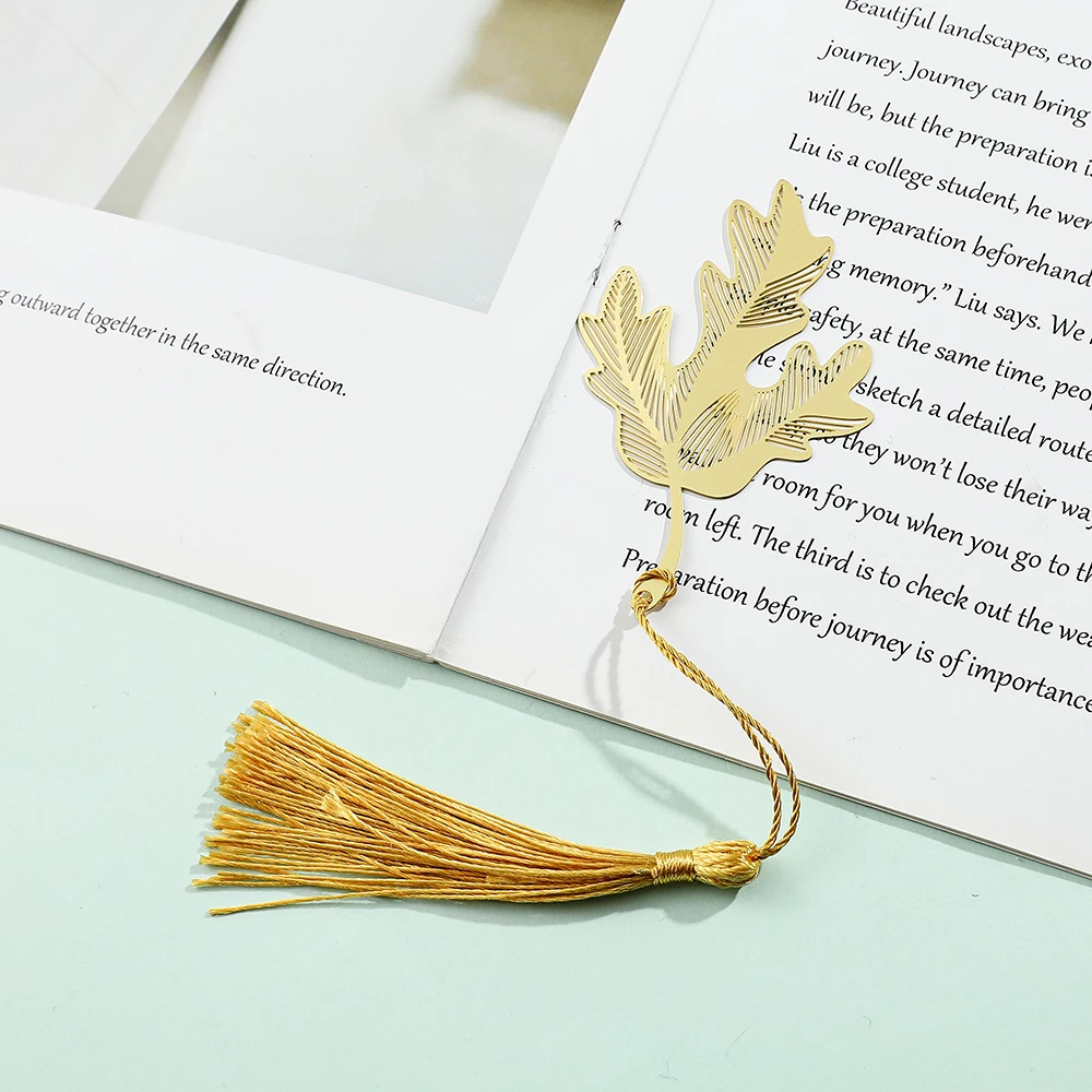 Цветочные металлические закладки с золотыми кисточками подходят для любителей