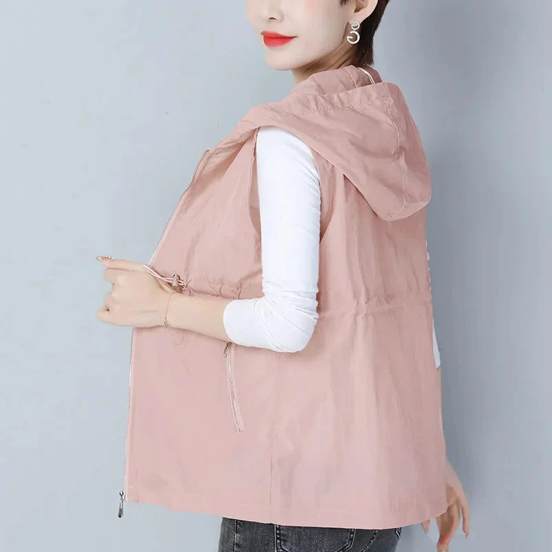 Женский однотонный жилет без рукавов с капюшоном