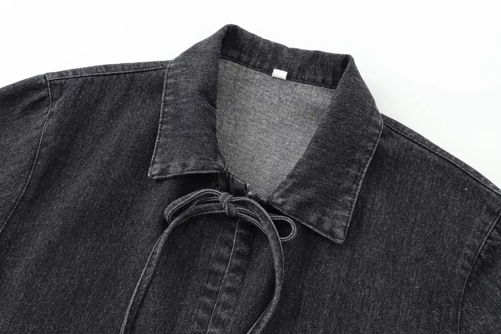 Женская джинсовая рубашка с карманами на шнуровке