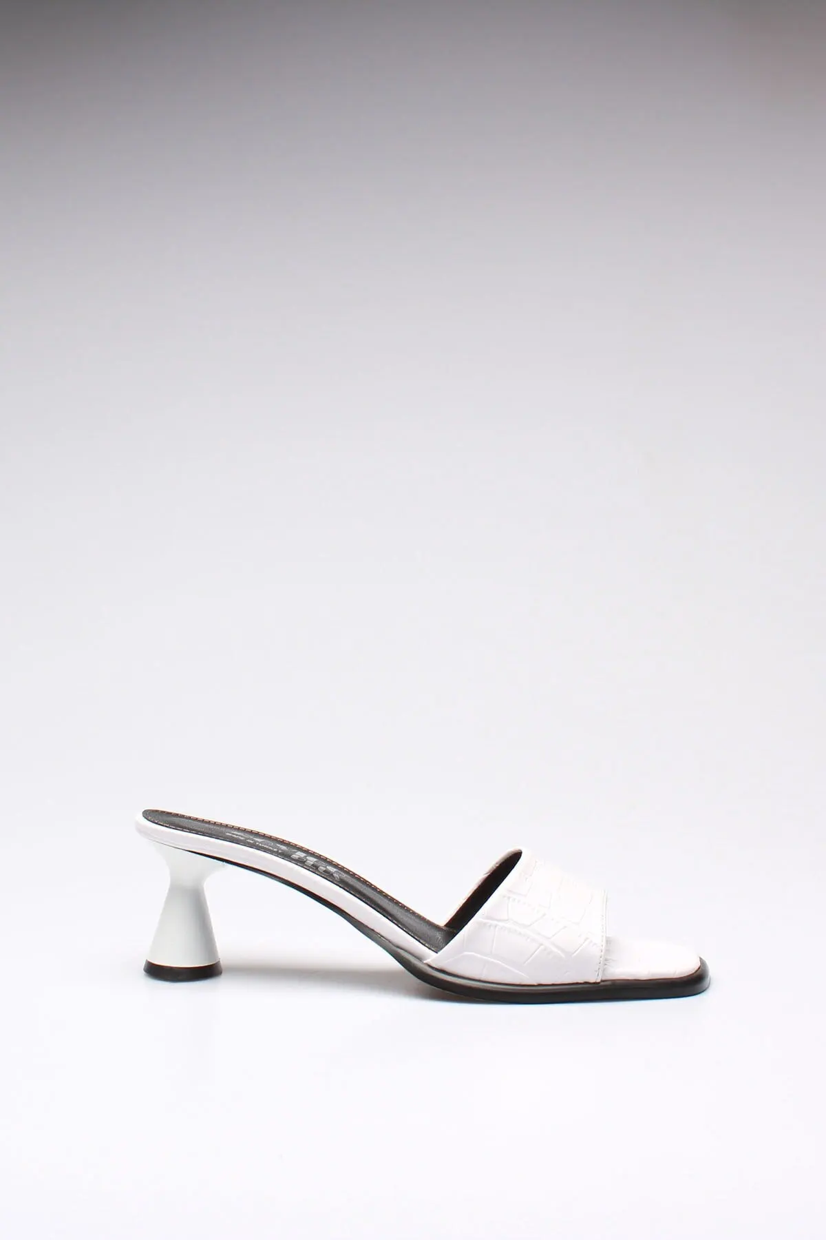 

Fashion Style women's White Wrinkled Patent Leather Slippers Sandals And Slippers