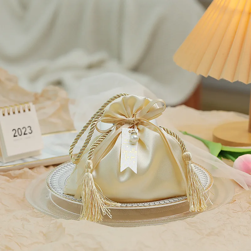 

Атласный подарочный пакет 15x13 см