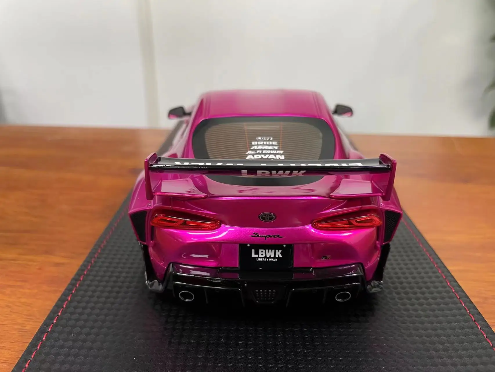 Модель Runner 1/18 LBWK Toyota Supra A90 в электро-оптическом розовом корпусе ограниченная