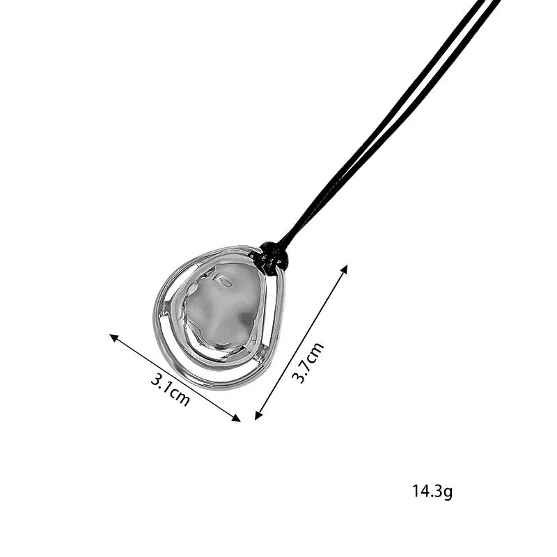 Металлическое ожерелье с полым кулоном