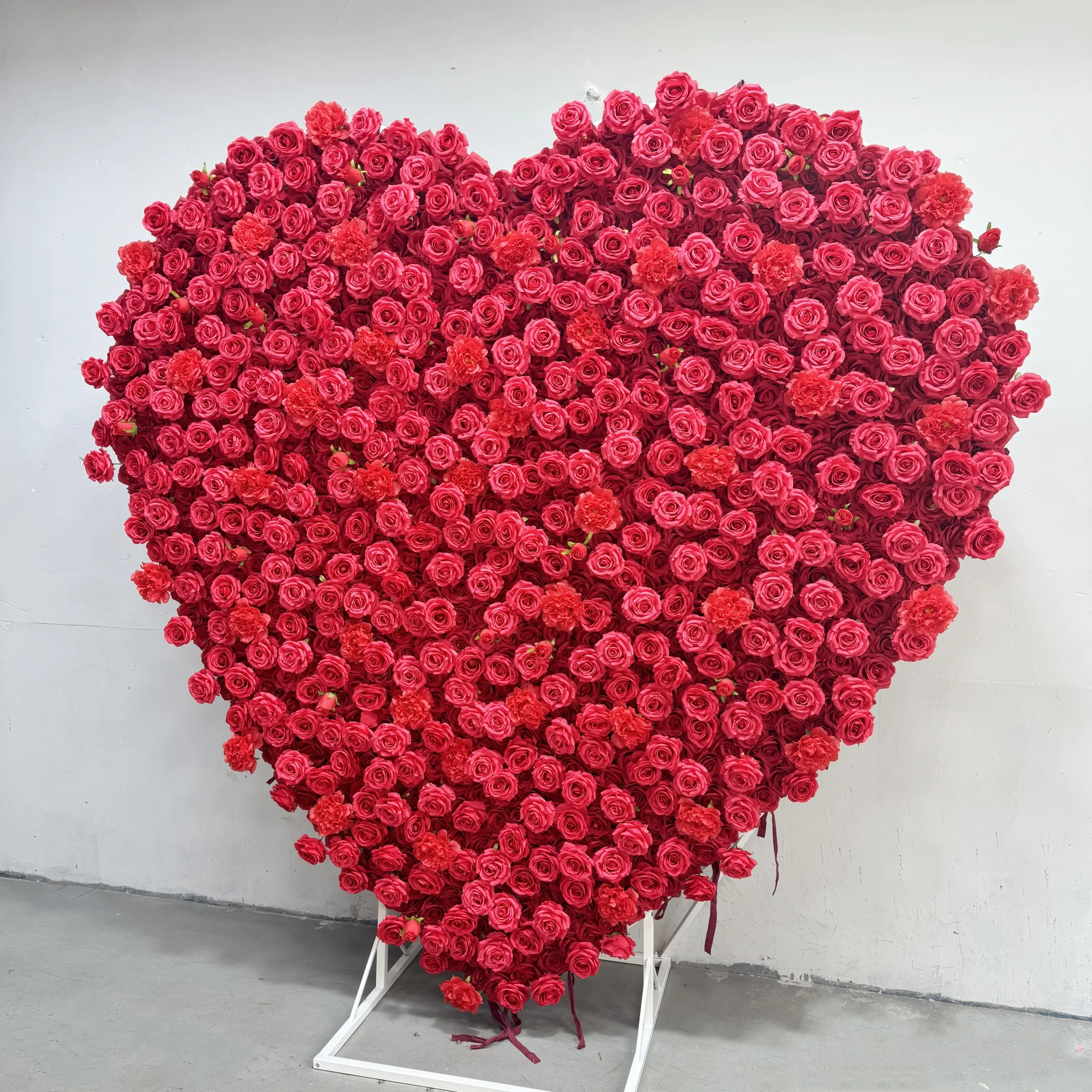 Фото Арка для свадьбы в форме сердца из искусственных цветов №2