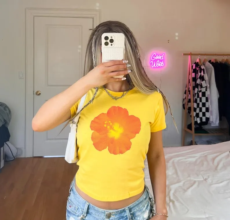 Фото Футболка Hibiscus Baby Baby Tee в стиле Y2K, ретро 90-х, модная эстетичная одежда, тропический кроп-топ с кокосовым принтом для девушек №1