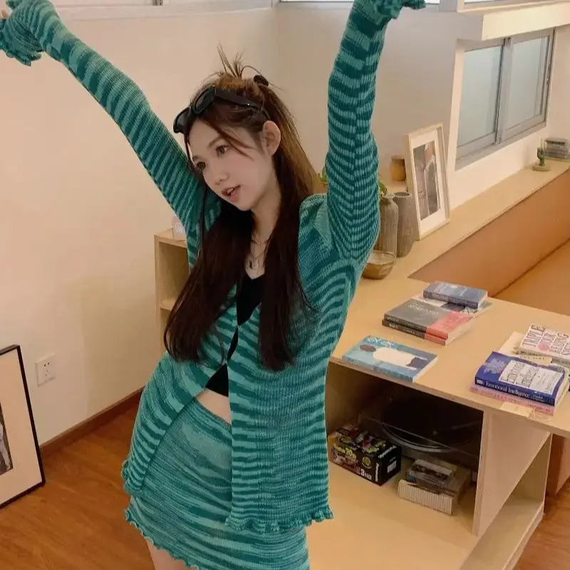 Женский комплект из двух предметов зеленый полосатый трикотажный кардиган с