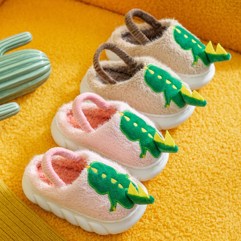 

Зимние теплые детские тапочки 2022 мультяшный динозавр Нескользящие мягкие Меховые флисовые туфли для детской комнаты домашняя одежда для мальчиков Дети повседневные лоферы