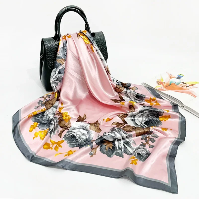 Женская атласная шаль с принтом розы размер 90*90 см