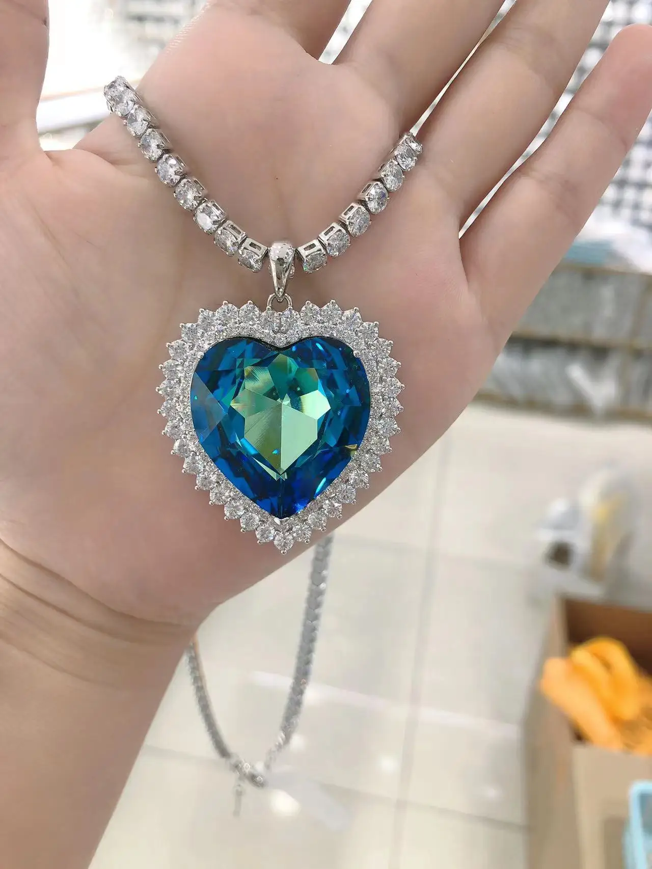 

Simple Titanic Heart Of Ocean Necklace Blue Crystal Love Heart Forever Pendant Necklace For Women Wedding Party Cosplay Jewelry