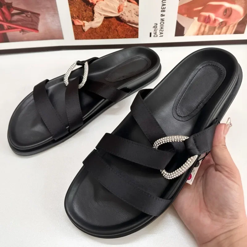 Женские шлепанцы с круглым носком черные пляжные на плоской платформе