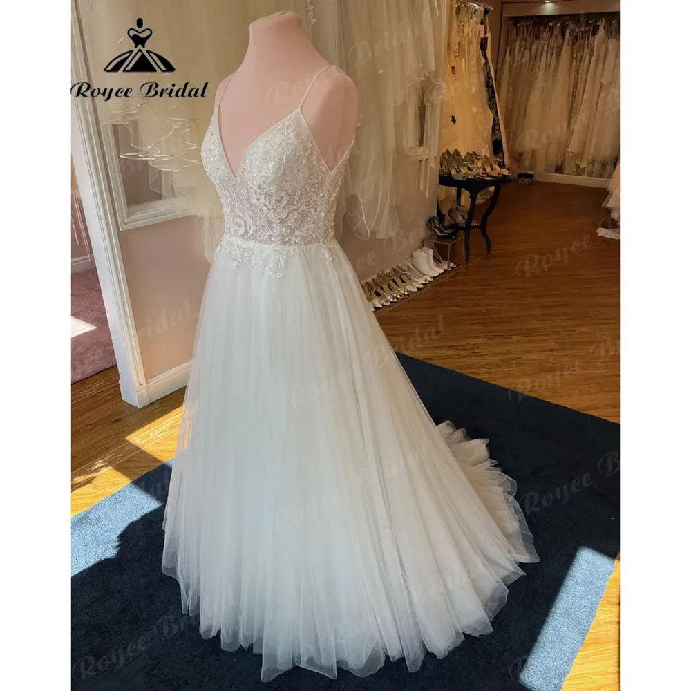 Кружевное свадебное платье в стиле бохо с разрезом по бокам и открытой спиной