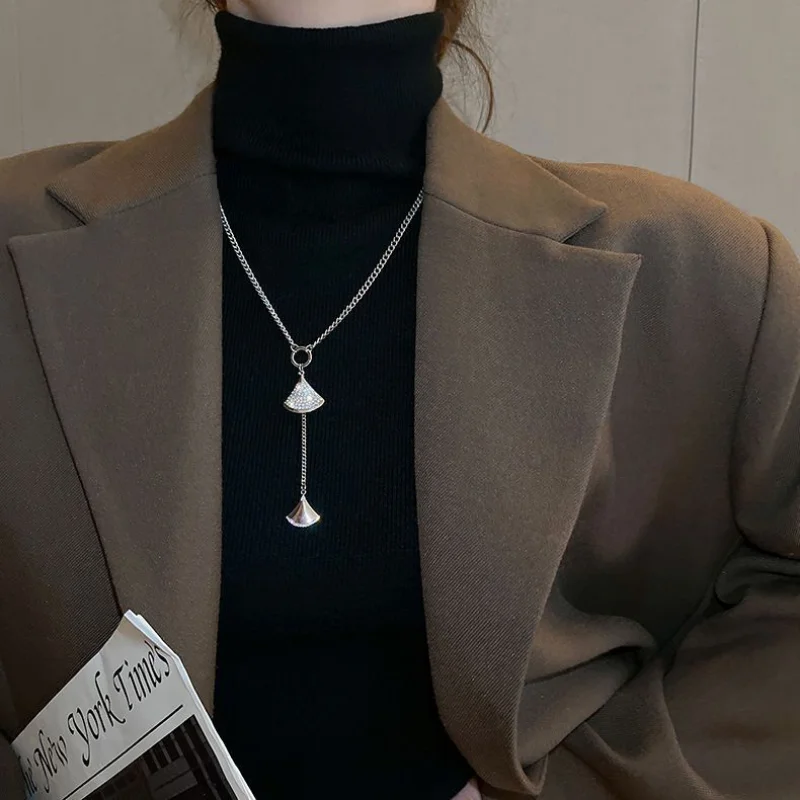 Draweye Sweaters Chains Fanshaped Metal Necklaces for Women Ins Chokers Luxury Cool Jewelry Vintage Fashion Pendant Necklace