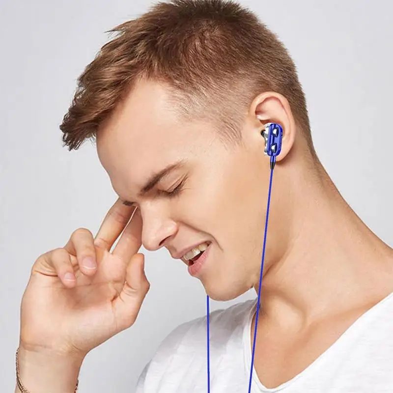 Bluetooth наушники тихо играют. оригинальные аирподсы в ухе. Airpods max 2022. беспроводные наушники i8p. человек в наушниках.