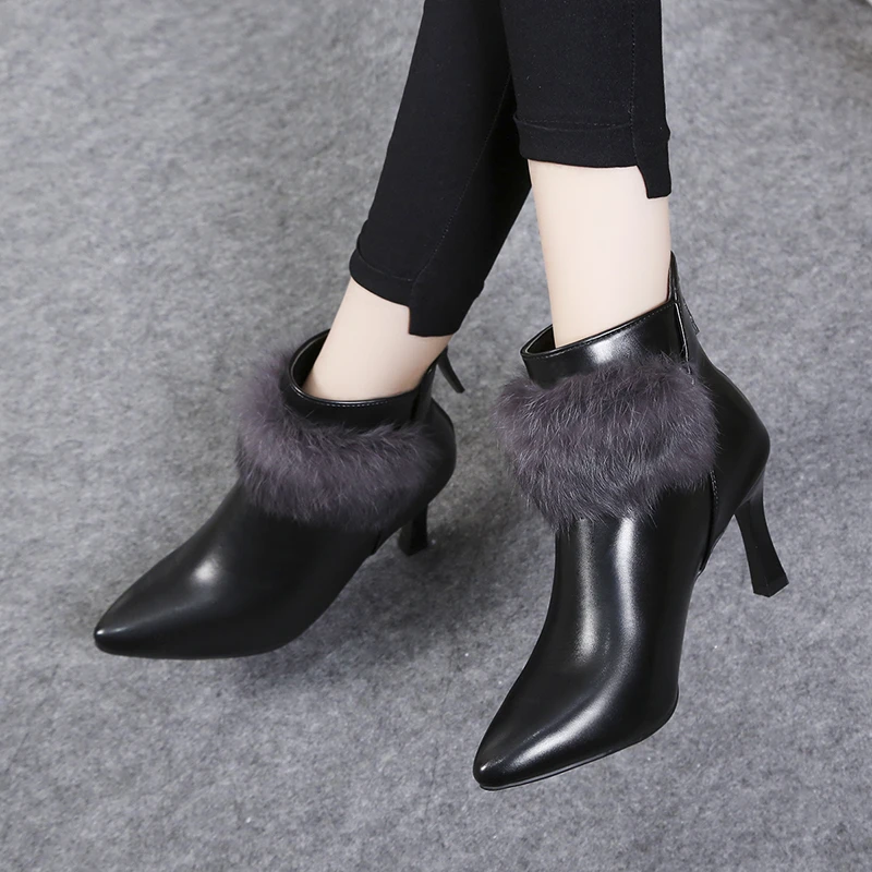 

Женские короткие ботинки из 2022 шерсти, новые модные привлекательные облегающие плюшевые ботинки на тонком каблуке с острым носком и молние...