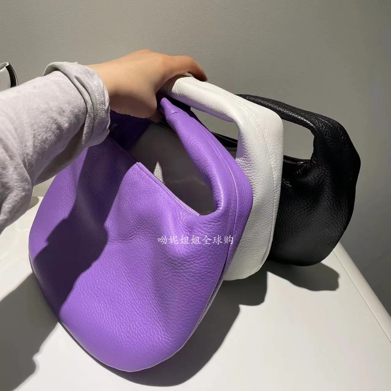 

2022 new Italian leather leather handbag