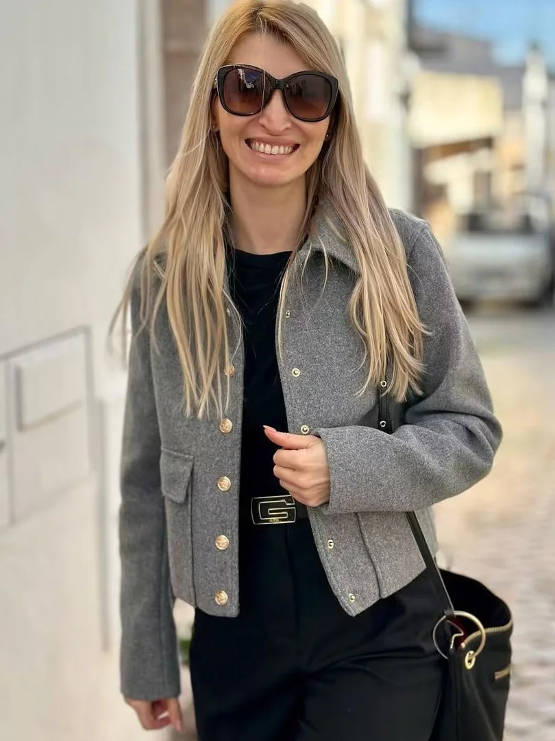 

Куртка женская демисезонная с отложным воротником и металлическими пуговицами