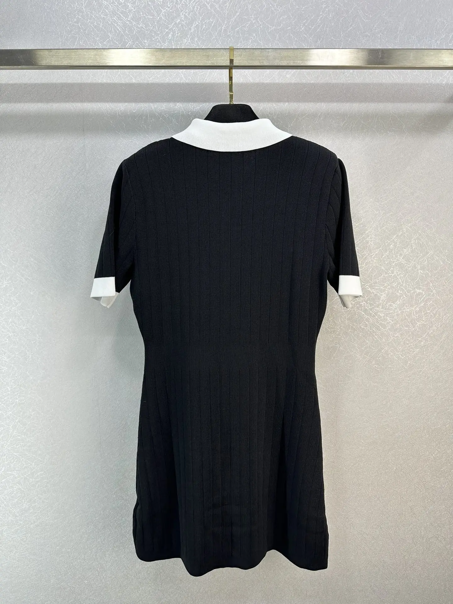 

Новинка 2023, женское осеннее трикотажное платье-поло с коротким рукавом и металлическими пуговицами sml