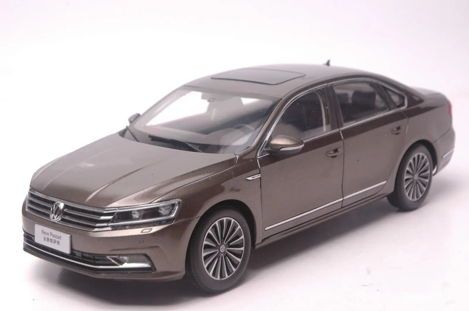 

Модель литая в масштабе 1:18 для Passat 2016, коричневый игрушечный автомобиль из сплава, миниатюрные коллекционные подарки