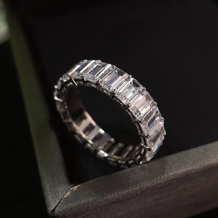 Женское классическое кольцо с изумрудом