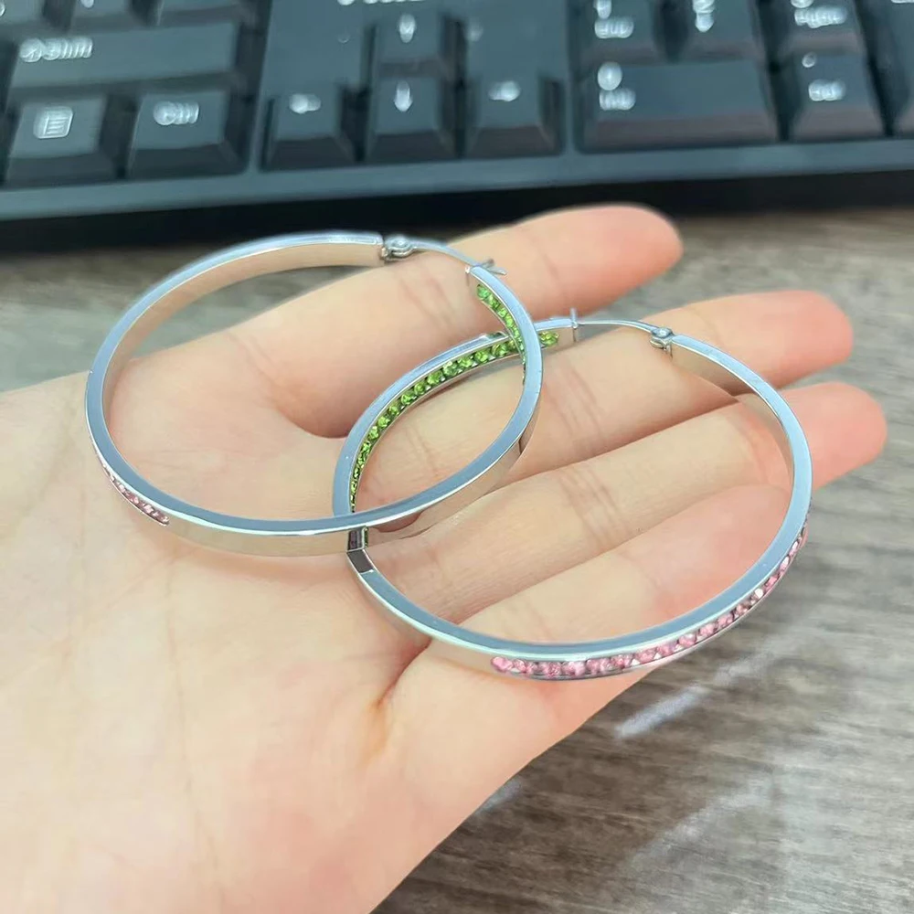 Серьги-кольца из нержавеющей стали с розовыми и зелеными кристаллами