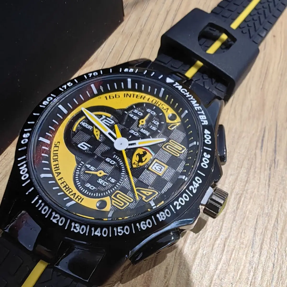 Рисунок 2 - Роскошные часы Ferrari