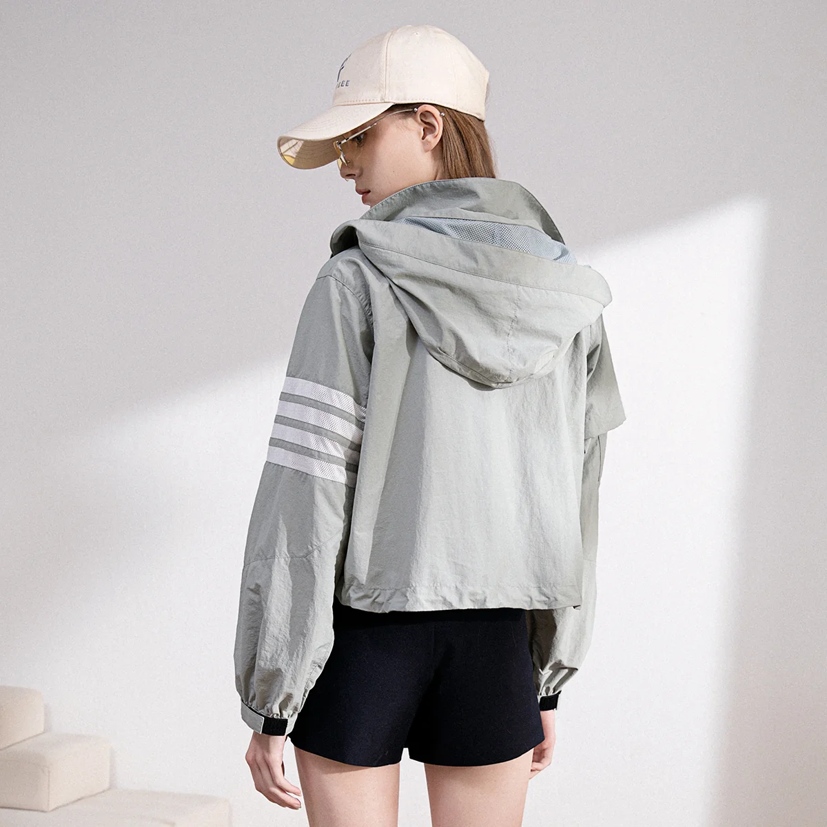 Женская демисезонная короткая куртка из искусственной кожи