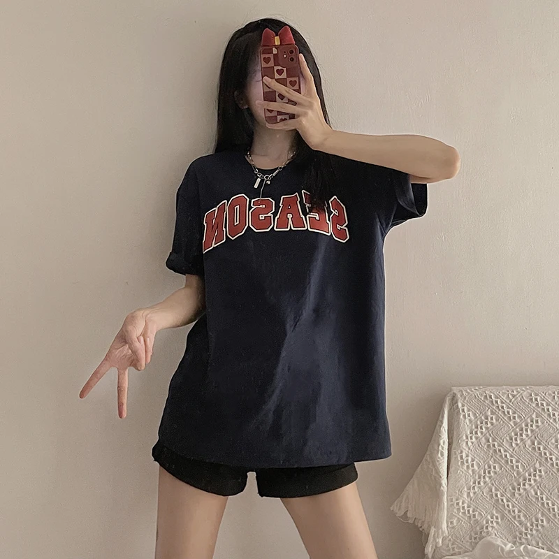 Женская футболка с коротким рукавом круглым вырезом и принтом букв