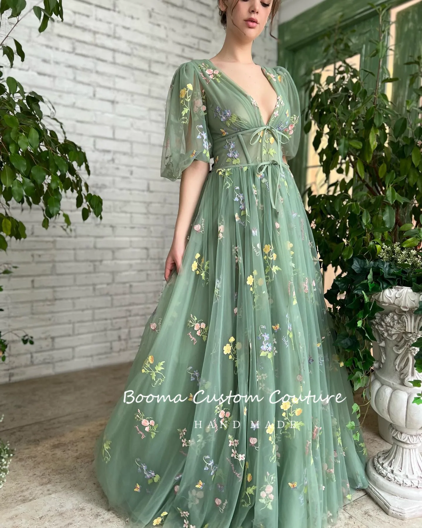 Женское платье с вышивкой Booma зеленое кружевное средней длины глубоким V-образным