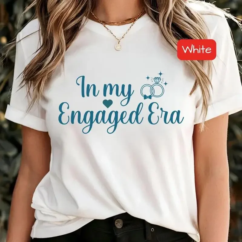 Фото Футболка In My Engaged Era для невесты, модная, удобная, в ярких цветах, для помолвки, для будущей супруги, для девичника №1