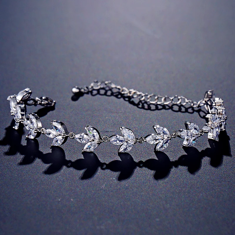 

New Exquisite Silver Color Leaf Zircon Bracelets Chain for Women Elegant Temperament Charm Bangles Wedding Party Jewelry Gifts