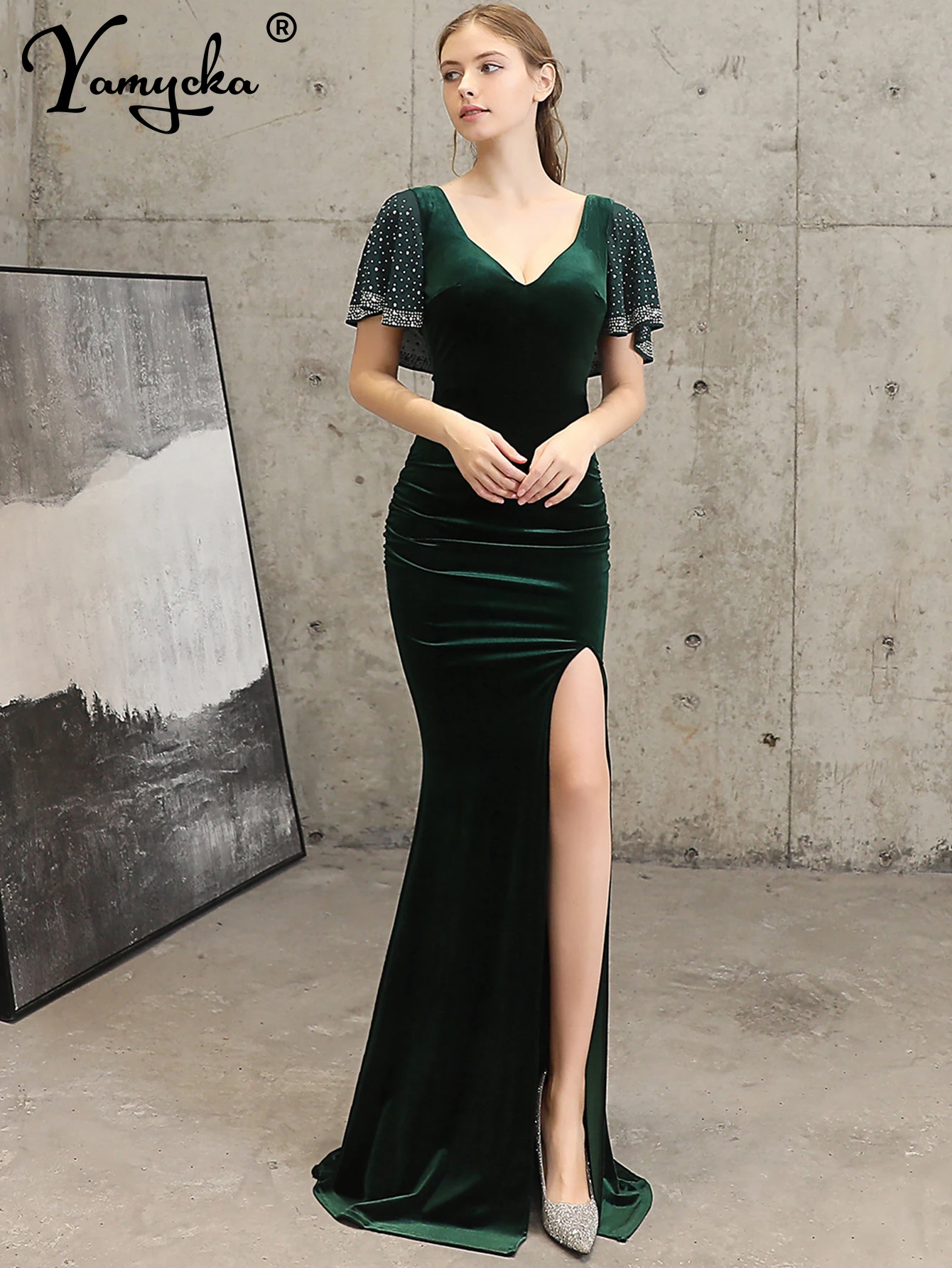 Женское бархатное платье Yamycka чёрного цвета