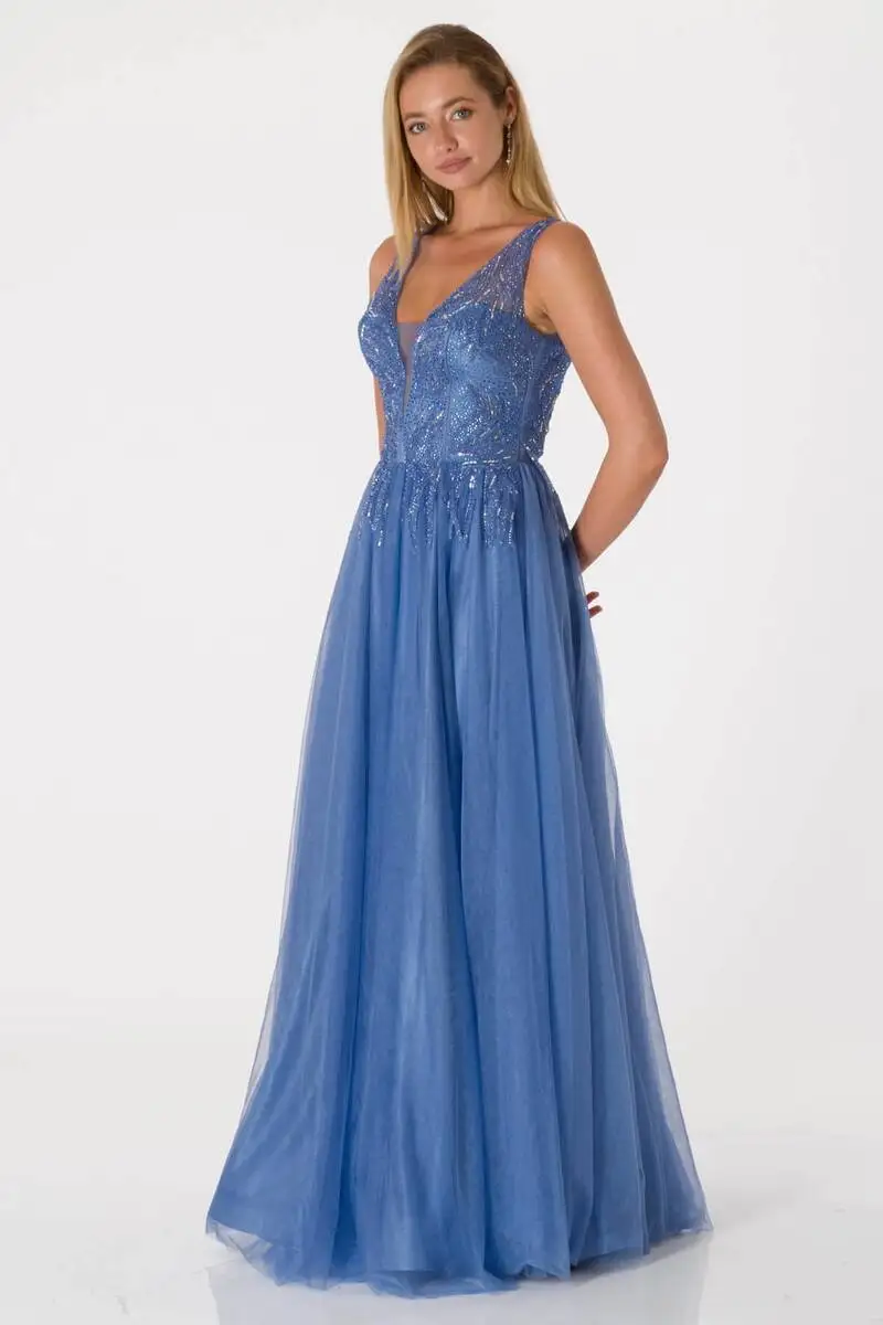 

Блестящее вечернее платье синего цвета с глубоким вырезом и фианитом на спине