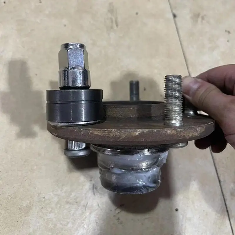 Универсальный инструмент для установки автомобильных колес сменный большинства