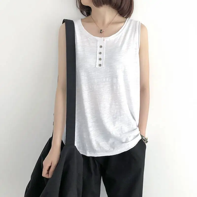 

New loose-fitting, retro sleeveless tops go with everything BLACK